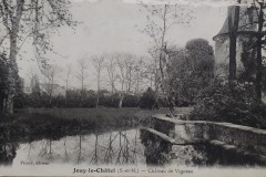 Le château de Vigneau vu de l'étang