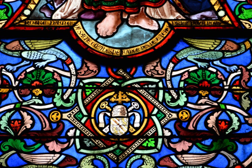 Vitrail "Notre-Dame du Sacré-Cœur" - Détail sur les armes papales de Pie IX et les inscriptions